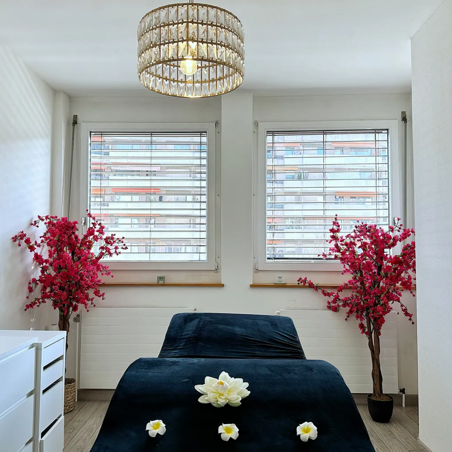 Pièce lumineuse avec fleurs de cerisier