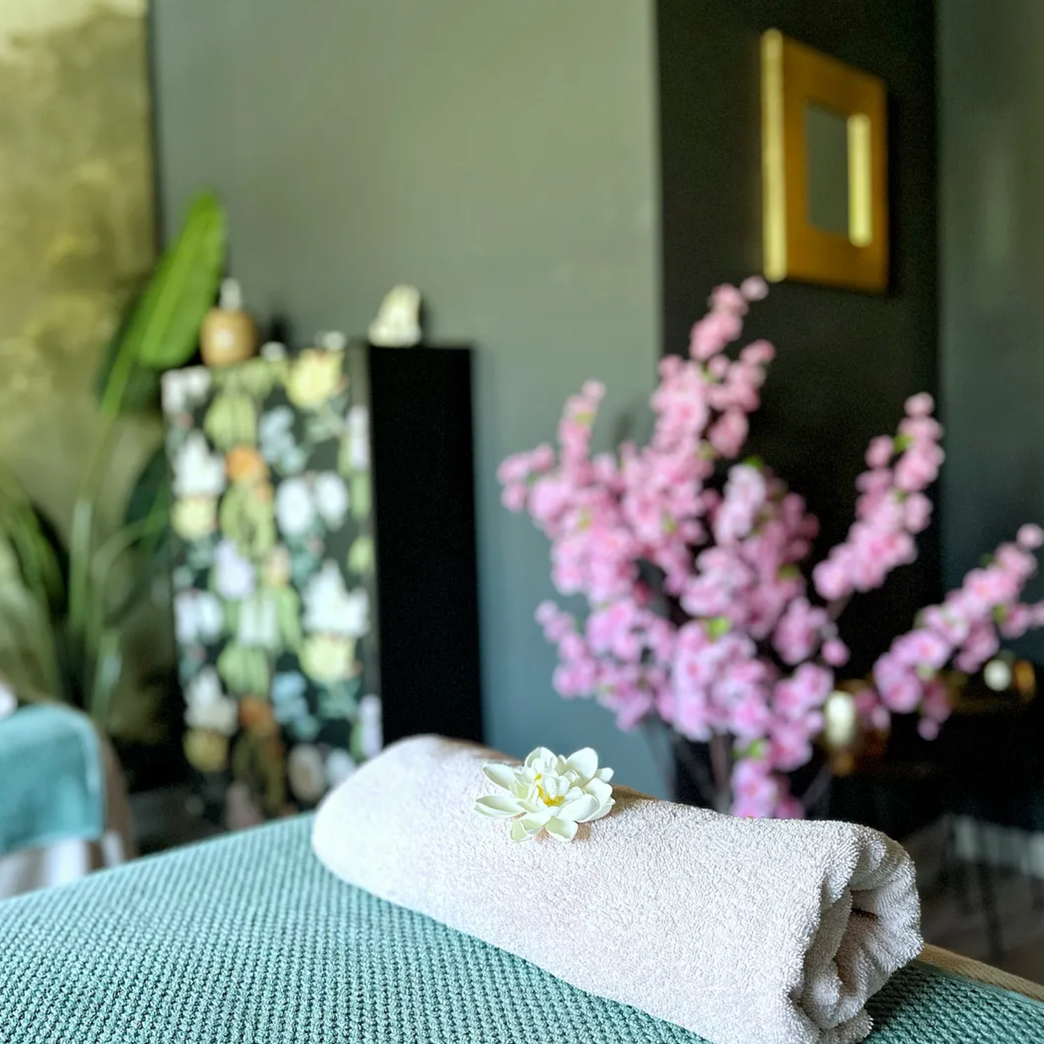 Détail d'une table de soin avec fleur de lotus